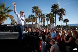美国共和党总统参选人克鲁兹站在卡车上对选民讲话（2016年2月21日）