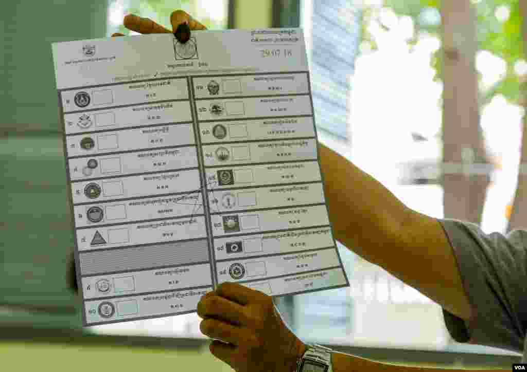 This invalid vote is marked with a big star drawn in the middle of the ballot, Boeng Keng Kong 2 commune, Chamkamon district, Phnom Penh, Sunday, July 29, 2018. (Khan Sokummono/VOA Khmer)