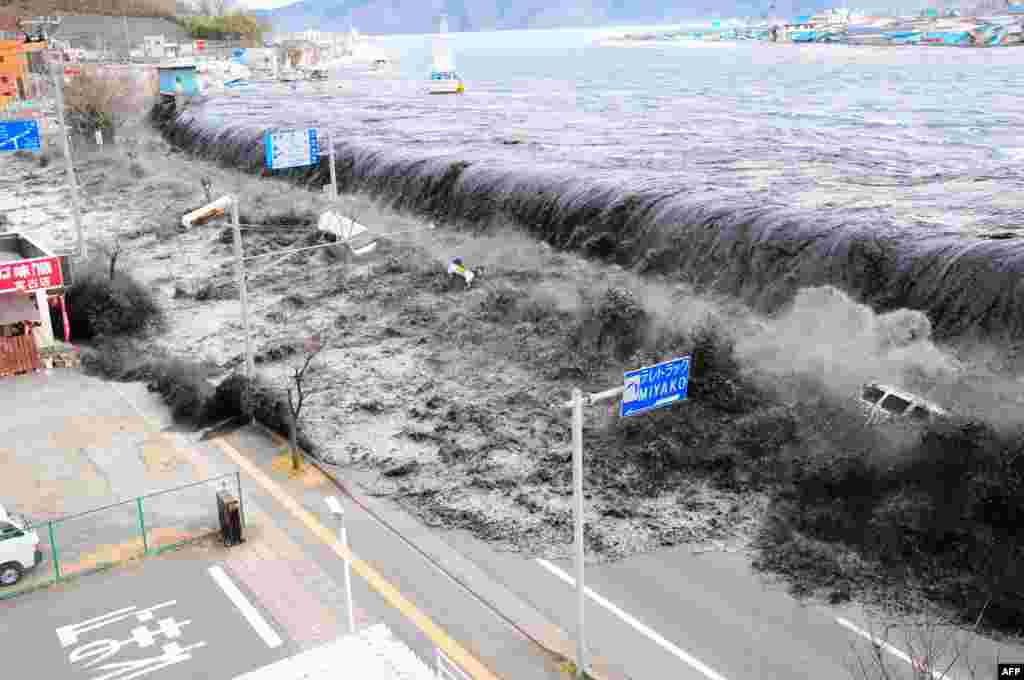 A wave approaches Miyako City from the Heigawa estuary in Iwate Prefecture, Japan, March 13, 2011. (Reuters)