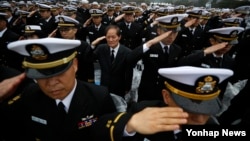 26일 한국 국립대전현충원에서 열린 천안함 용사 4주기 추모식에 참석한 장병들이 거수경례를 하고 있다.