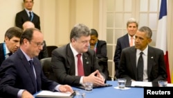 French President Francois Hollande (L), Ukrainian President Petro Poroshenko (C) and U.S. President Barack Obama (R) are seen at a meeting discussing Ukraine on the sidelines of a NATO summit in Newport, Wales, Sept. 4, 2014.