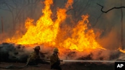Yetkililer yangının henüz hiç bir noktada kontrol altına alınamadığını belirtiyor (Arşiv foto)