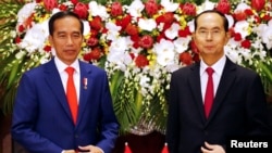 Presiden Indonesia Joko Widodo (kiri) dan Presiden Vietnam Tran Dai Quang usai penandatanganan kerjasama bilateral di Istana Presiden di Hanoi, Selasa (11/9). 
