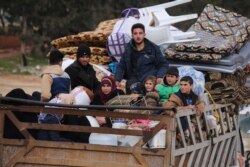 Pengungsi Suriah di provinsi Idlib, mengungsi ke kawasan barat laut negara tersebut melalui kota Hazano, Senin, 27 Januari 2020. (Foto: dok).