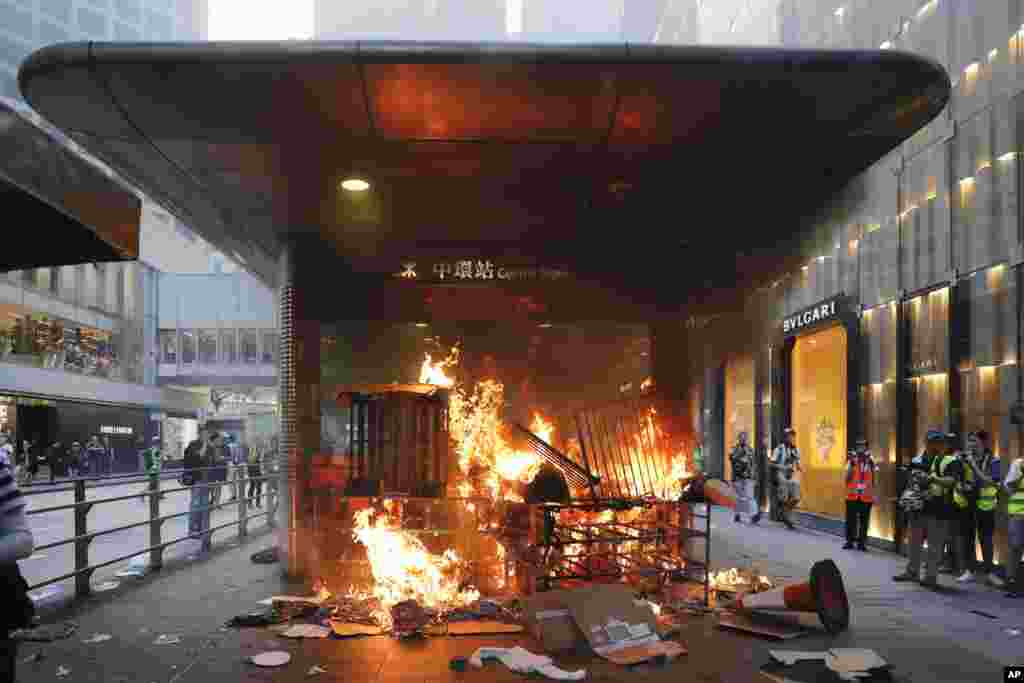 Un incendio provocado por manifestantes arde en la entrada a la estación de metro Central MTR en Hong Kong, el domingo 8 de septiembre de 2019. Miles de manifestantes participaron en una marcha pacífica al Consulado de los EE.UU., pero luego estalló la violencia en el área de negocios y comercio minorista, después de que los manifestantes destrozaron una estación de metro y bloquearon el tráfico en una vía principal, con varias personas detenidas. (Foto AP / Kin Cheung)