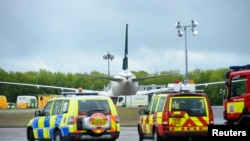 Pesawat Pakistan International Airlines dialihkan penerbangannya dan mendarat di Bandara Stansted, dekat London (24/3). Polisi menangkap dua penumpang yang dicurigai di pesawat itu.