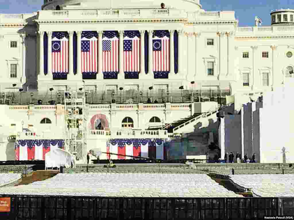 Le Congrès décoré pour l'investiture de Donald Trump, à Washington DC, le 18 janvier 2017. (VOA/Nastasia Peteuil)