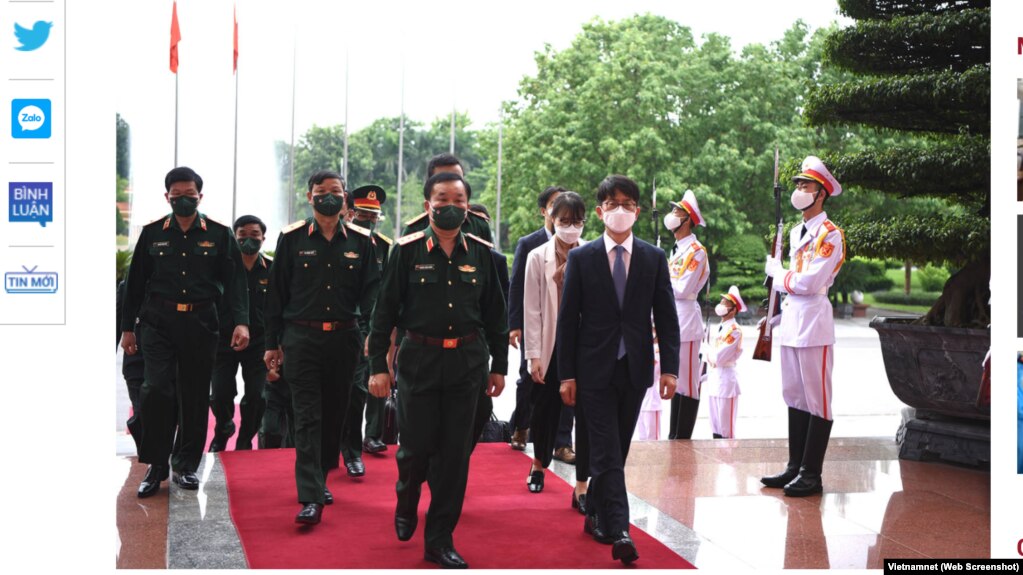 Thứ Trưởng Quốc phòng Việt Nam Hoàng Xuân Chiến và Thứ trưởng Quốc phòng Hàn Quốc Park Jae Min tại Hà Nội vào ngày 16/9/2021.