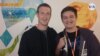 Michael Sayman posa junto al fundador de Facebook, Mark Zuckerberg, en una foto tomada en la sede de la compañía en Silicon Valley. [Cortesía]