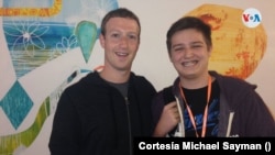 Michael Sayman posa junto al fundador de Facebook, Mark Zuckerberg, en una foto tomada en la sede de la compañía en Silicon Valley. [Cortesía]