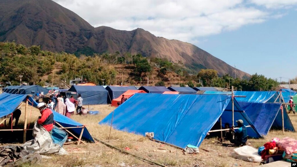 Tenda darurat untuk korban gempa Lombok