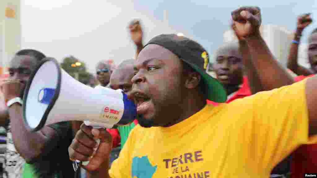 Waandamanaji wanaimba nyimbo za kupinga kikosi cha kumlinda rais mjini Ouagadougou, Burkina Faso, 16 Septembre, 2015.