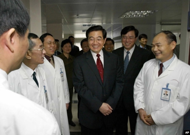 前中国国家主席胡锦涛视察广东省疾病防治中心与医疗工作者交谈。（2003年4月14日）