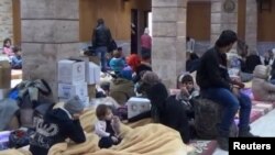 Des déplacés placés dans un abri de fortune à Rwada, un faubourg de Damas, Syrie, 2 janvier 2017. 