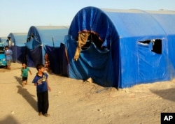 Displaced civilians from Ramadi live in a camp set up for displaced refugees in Habaniyah, 80 kilometers (50 miles) west of Baghdad, May 13, 2015.