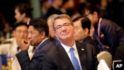 Menteri Pertahanan AS, Ash Carter menghadiri KTT Pertahanan Asia (Shangri-La Dialogue) di Singapura (3/6).