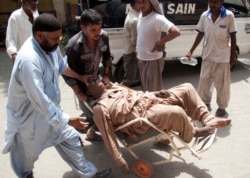 گرمی کی شدت سے بے ہوش ہونے والے ایک مریض کو ایمرجینسی میں لایا جا رہا ہے۔ گرمی کی لہر سے کراچی میں 1200 سے زیادہ افراد ہلاک ہو گئے تھے۔ جون 2015