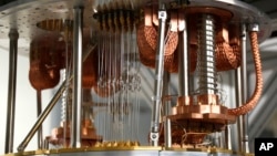 2018年2月27日位于纽约约克镇高地量子计算机中使用的电子设备。