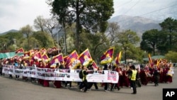 Người Tây Tạng lưu vong tuần hành tại Dharmsala kỷ niệm cuộc nổi dậy bất thành năm 1959 chống lại sự cai trị của Trung Quốc.