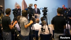Netherlands' Prime Minister Mark Rutte (C) speaks, as he is flanked by Netherlands' Foreign Minister Frans Timmermans (R) and Justice Minister Ivo Opstelten (L) during a news conference at The Hague, July 18, 2014.