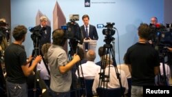 荷兰首相吕特（中）在7月18日的记者会上发言