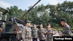 박근혜 한국 대통령(오른쪽 2번째)이 24일 미한 을지프리덤가디언(UFG) 연합훈련을 하는 중부전선 전방 군단을 방문했다.