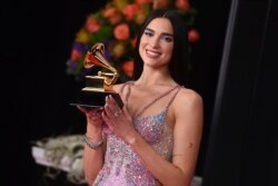 Dua Lipa, dengan piala kemenangannya pada ajang Grammy Award ke-63 di Los Angeles Convention Center, 14 Maret 2021. (Foto: Jordan Strauss/Invision/AP)