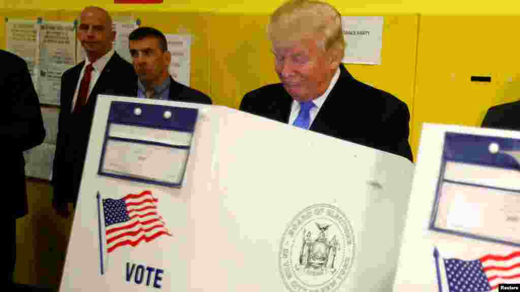 Le candidat présidentiel républicain Donald Trump vote à la PS 59 à New York, New York, 8 novembre 2016.