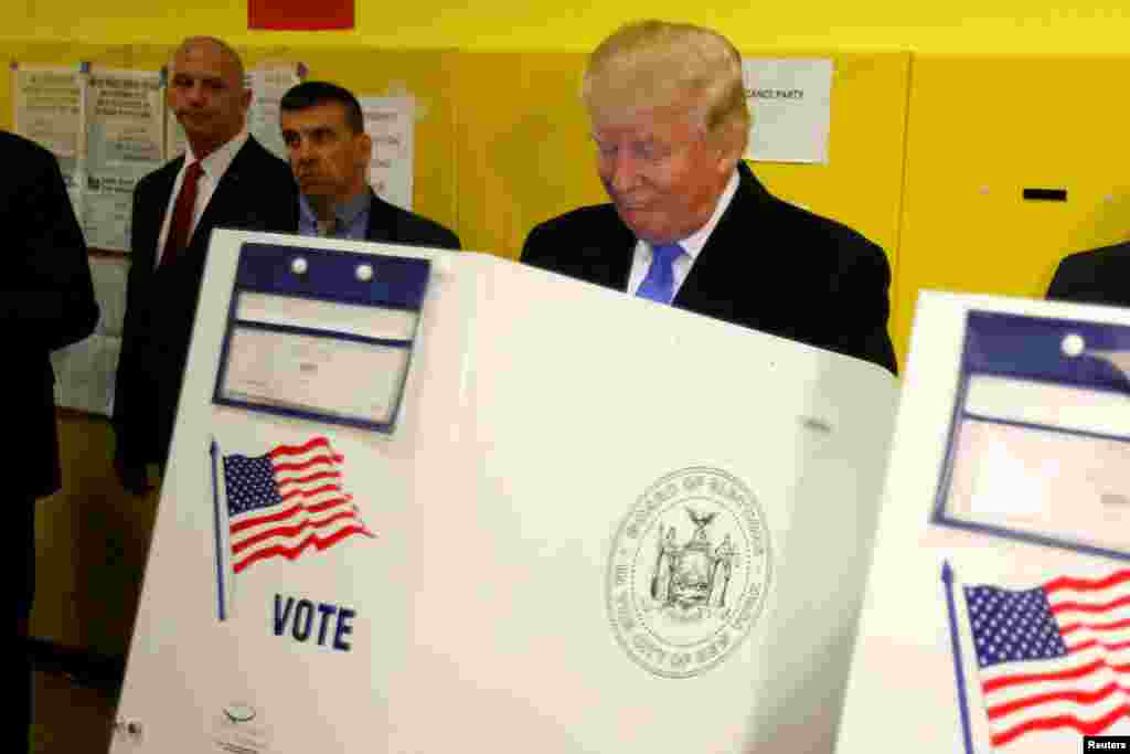 Le candidat présidentiel républicain Donald Trump vote à la PS 59 à New York, New York, 8 novembre 2016. 