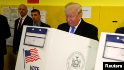 Le candidat présidentiel républicain Donald Trump vote à la PS 59 à New York, New York, 8 novembre 2016.