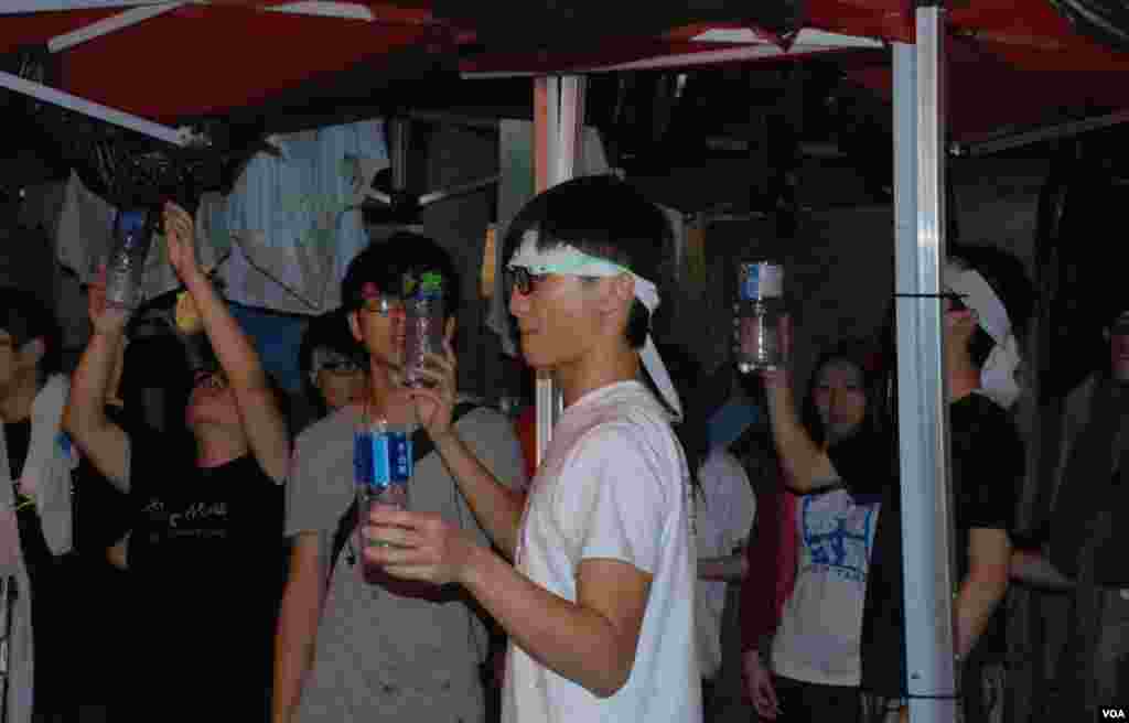 香港大專生絕食64小時期間下大雨，帳篷漏水，學生用水樽接雨水