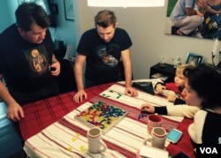 Родина Гаврилів із Вірджинії грає блокус вдома за столом