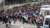 Para pengungsi dan migran menunggu dipindahkan dari Pulau Lesbos pulau utama Yunani, 3 Mei 2020.