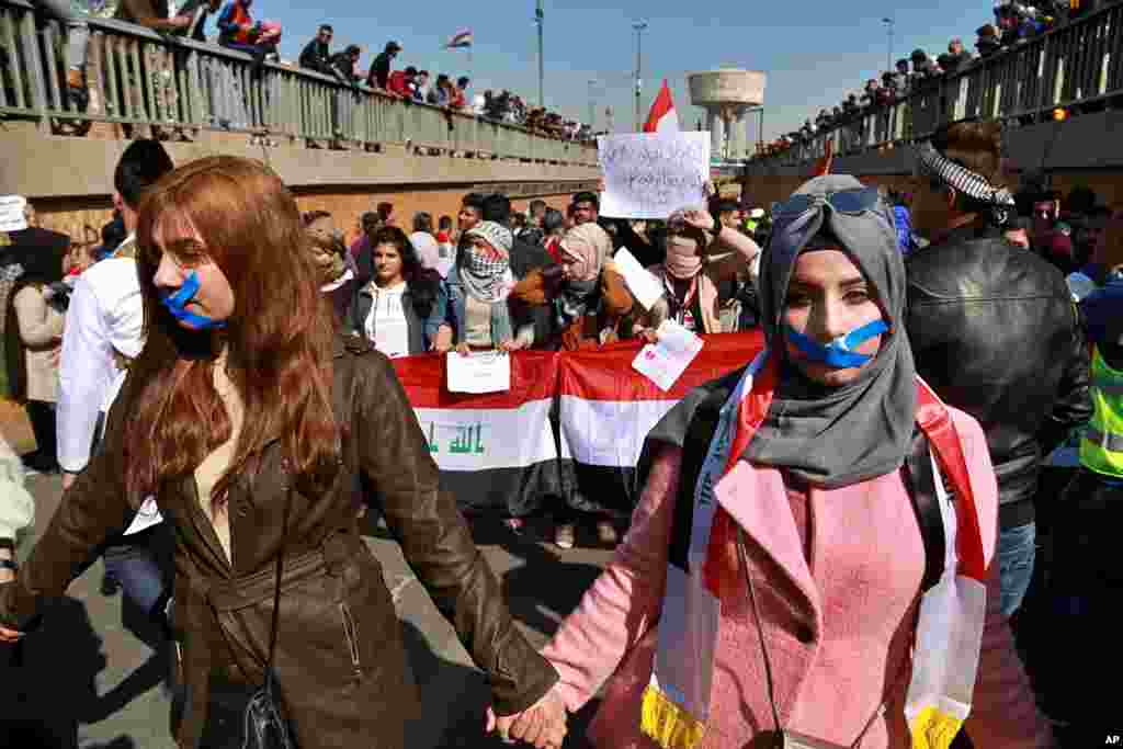 دانشجویان عراقی در اعتراض به حمله گروههای مذهبی به معترضین در نجف، در میدان تحریر بغداد دست به تظاهرات زدند.&nbsp;