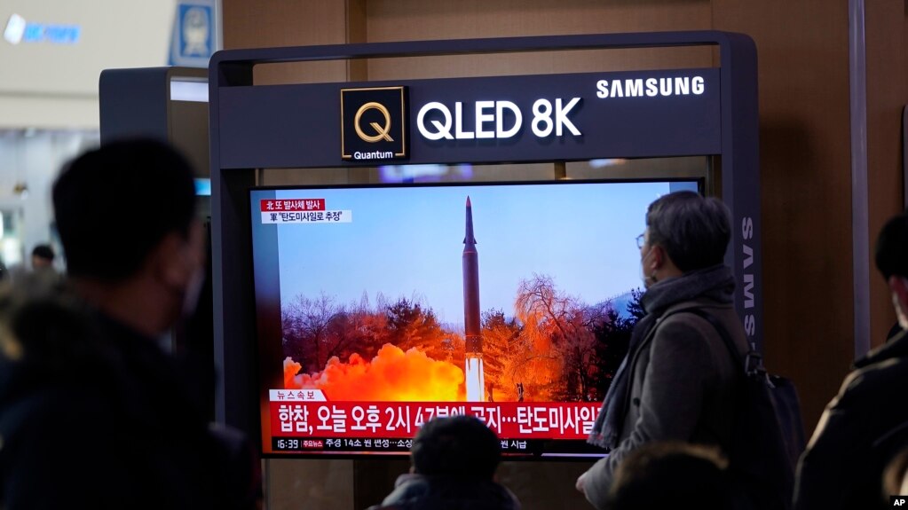 在韩国首尔的一个火车站内，人们正在观看电视屏幕上报道朝鲜试射导弹的消息。（2022年1月14号）(photo:VOA)