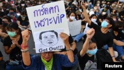 Para demonstran menuntut pengunduran diri Perdana Menteri Prayuth Chan-Ocha dalam aksi di Bangkok.