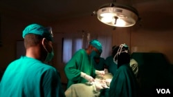 FILE - Doctors are seen operating on a cancer patient at a Nairobi hospital. According to health officials, most cancer cases in Kenya are diagnosed only at an advanced stage. (VOA / R. Ombuor)