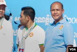 FILE - Hun Many, the youngest son of Prime Minister Hun Sen, stands on CPP's campaigning stage while his father gives a speech to thousands of supporters, June 02, 2017. (Neou Vannarin/VOA Khmer)