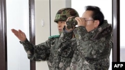 Južnokorejski predsednik Li Mjung-bak osmatra severnokorejsku teritoriju iz baze u Janguu, nadomak Seula, 23. decembar 2010.