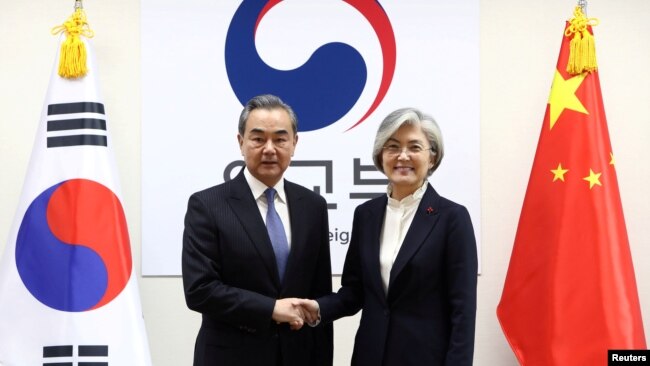 中國外長抵達首爾，開始四年多來的首次訪問