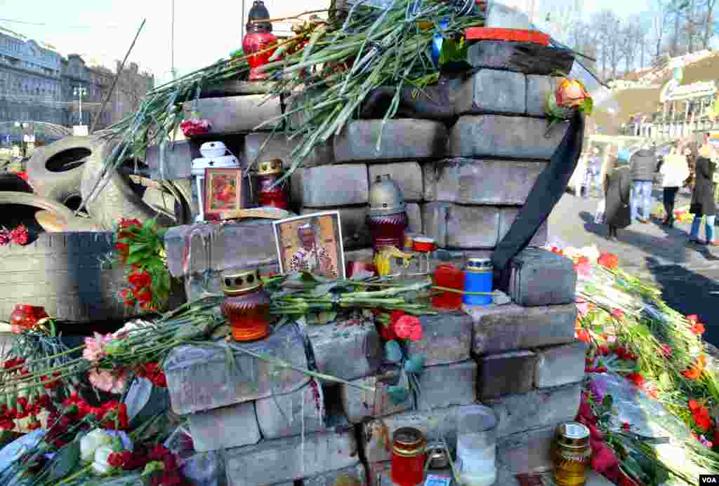One of the shrines to those who were killed during clashes in the Independence Square in Kyiv, Ukrine, Mar. 8, 2014. (Jamie Dettmer/VOA)