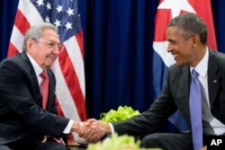 U.S. President Barack Obama, right, and Cuban President Raul Castro shake hands before a bilateral meeting at the United Nations headquarters in New York, Sept. 29, 2015.