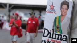 28일 브라질 수도 브라질리아 거리에 탄핵 위기에 몰린 지우마 호세프 대통령을 지지하는 포스터가 걸려있다.
