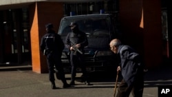 Cảnh sát vũ trang canh gác bên ngoài nhà ga Atocha ở Madrid, Tây Ban Nha.