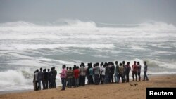 11일 인도 동부 해안으로 사이클론이 접근하면서 피해가 우려되는 가운데, 주민들이 파도를 바라보고 있다.
