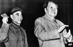 1969年10月，毛泽东和林彪在北京人民大会堂。林彪挥舞着毛主席语录