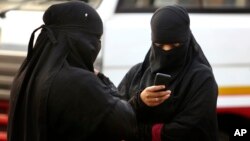 Dua orang perempuan Muslim yang mengenakan burqa (foto: ilustrasi). 