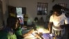 Sem energia eléctrica, lanternas na etapa final da votação, Pemba, Cabo Delgado, Moçambique