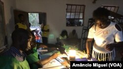 Sem energia eléctrica, lanternas na etapa final da votação, Pemba, Cabo Delgado, Moçambique