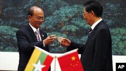 Burma's new civilian president, Thein Sein (L), shares a toast with Chinese President Hu Jintao after a signing ceremony in the Great Hall of the People in Beijing, (File).